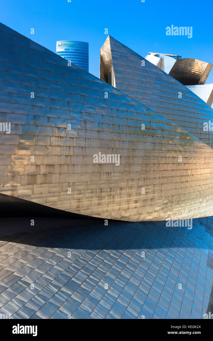 Musée Guggenheim de l'architecte Frank Gehry, conception architecturale futuriste en titane et verre à Bilbao, pays basque, Espagne Banque D'Images