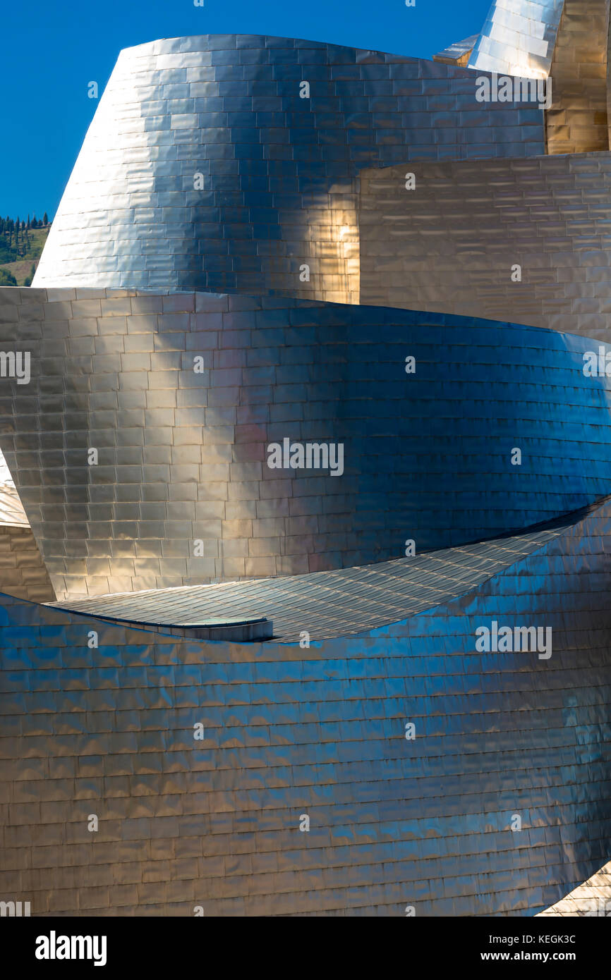 Musée Guggenheim de l'architecte Frank Gehry, conception architecturale futuriste en titane et verre à Bilbao, pays basque, Espagne Banque D'Images