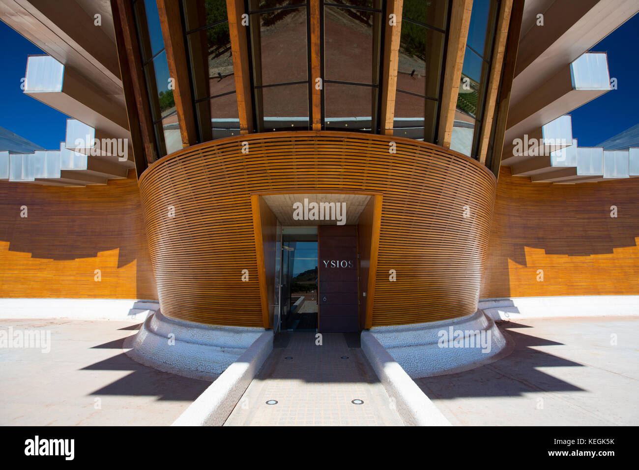 Bodega Ysios winery architecture futuriste à Laguardia en zone de production de vin de Rioja Alavesa de pays Basque, Espagne Banque D'Images Bodega Ysios winery architecture futuriste à Laguardia en zone de production de vin de Rioja Alavesa de pays Basque, Espagne Banque D'Images