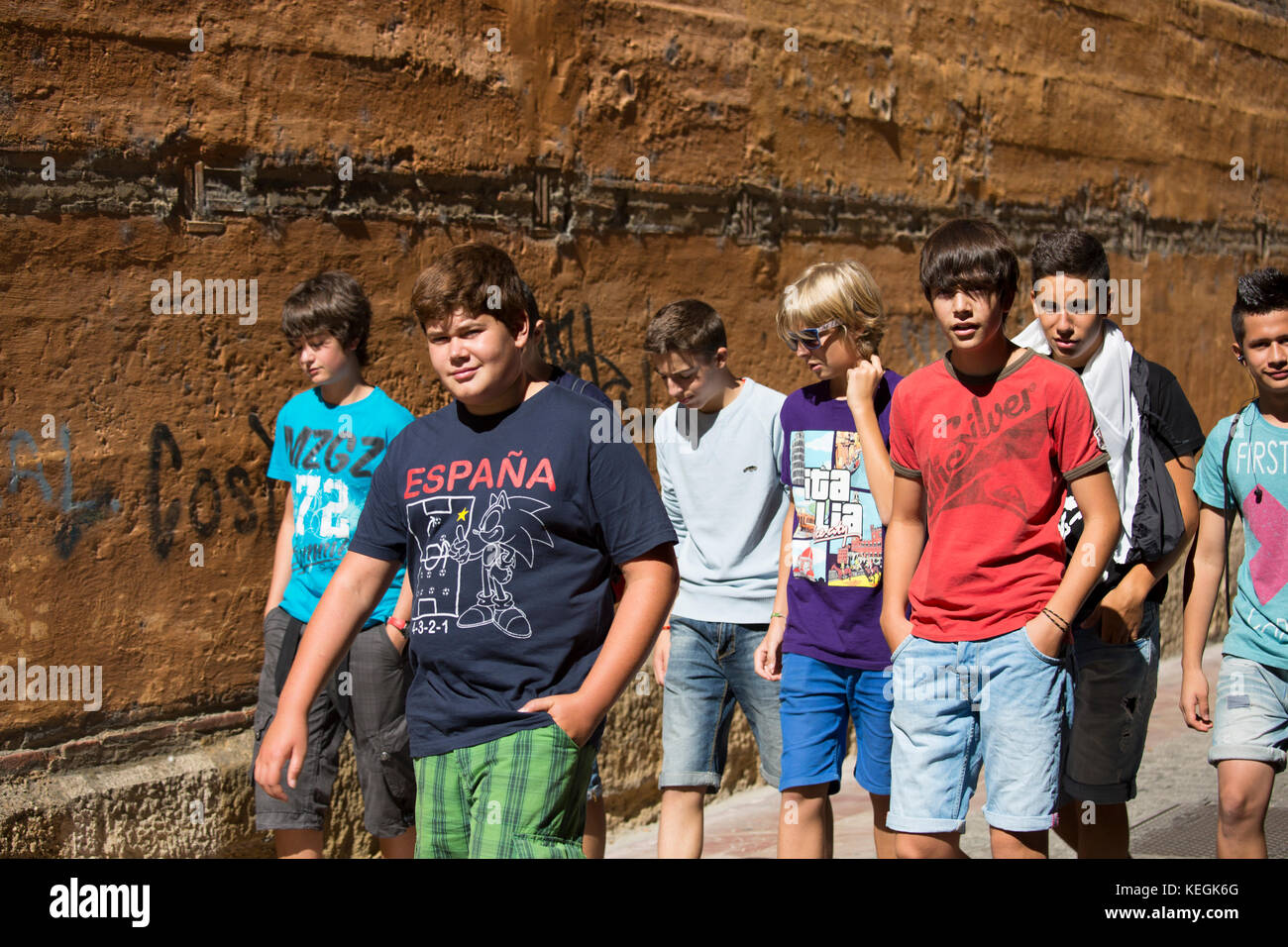 Jeunes - jeunes étudiants promenade dans la calle sacramento en Leon, Castille et Leon, Espagne Banque D'Images