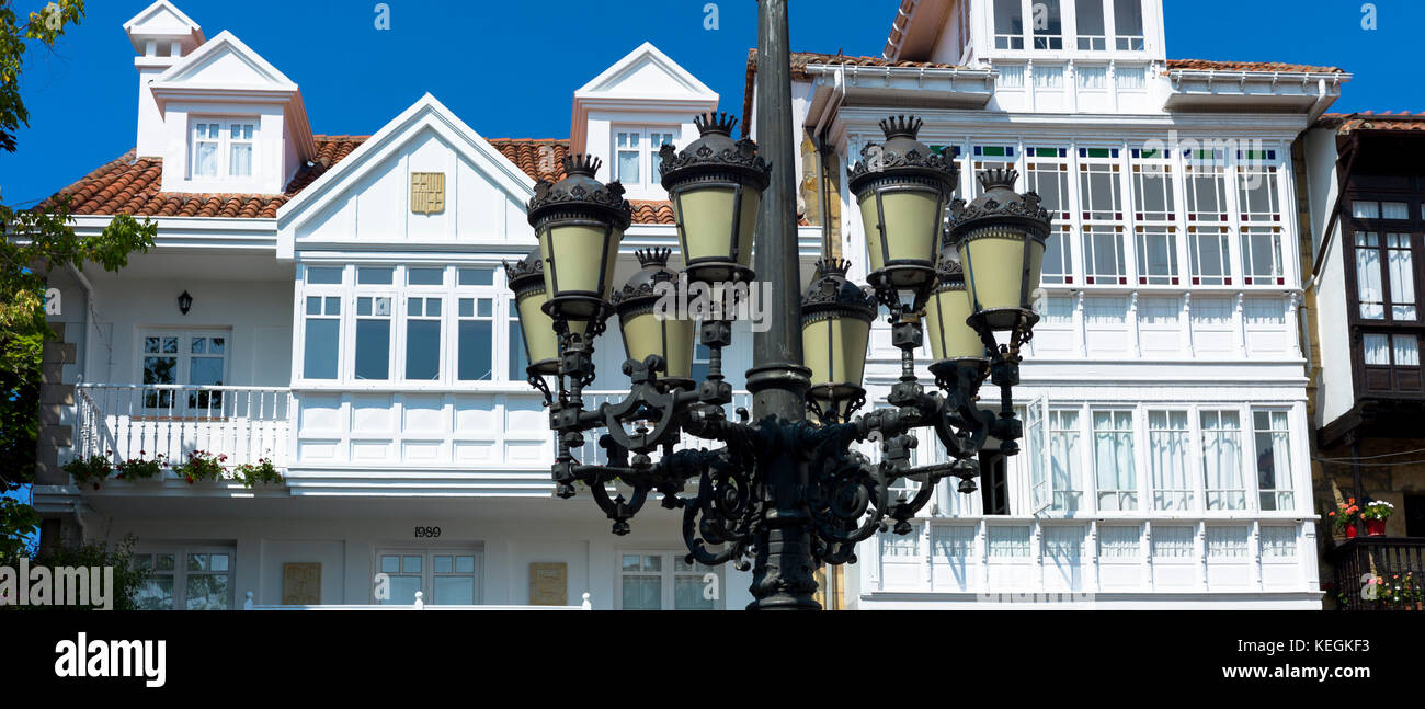 Lampe de rue traditionnels à Corro de San Pedro de Comillas en Cantabrie, dans le Nord de l'Espagne Banque D'Images