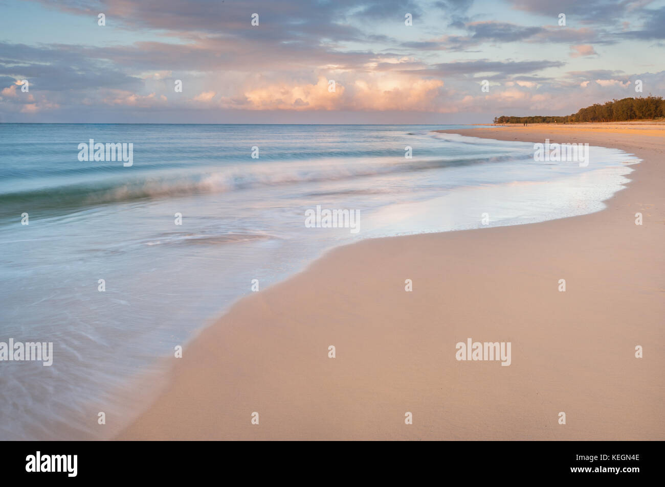 Crépuscule coloré à Inskip point dans Rainbow Beach. Banque D'Images