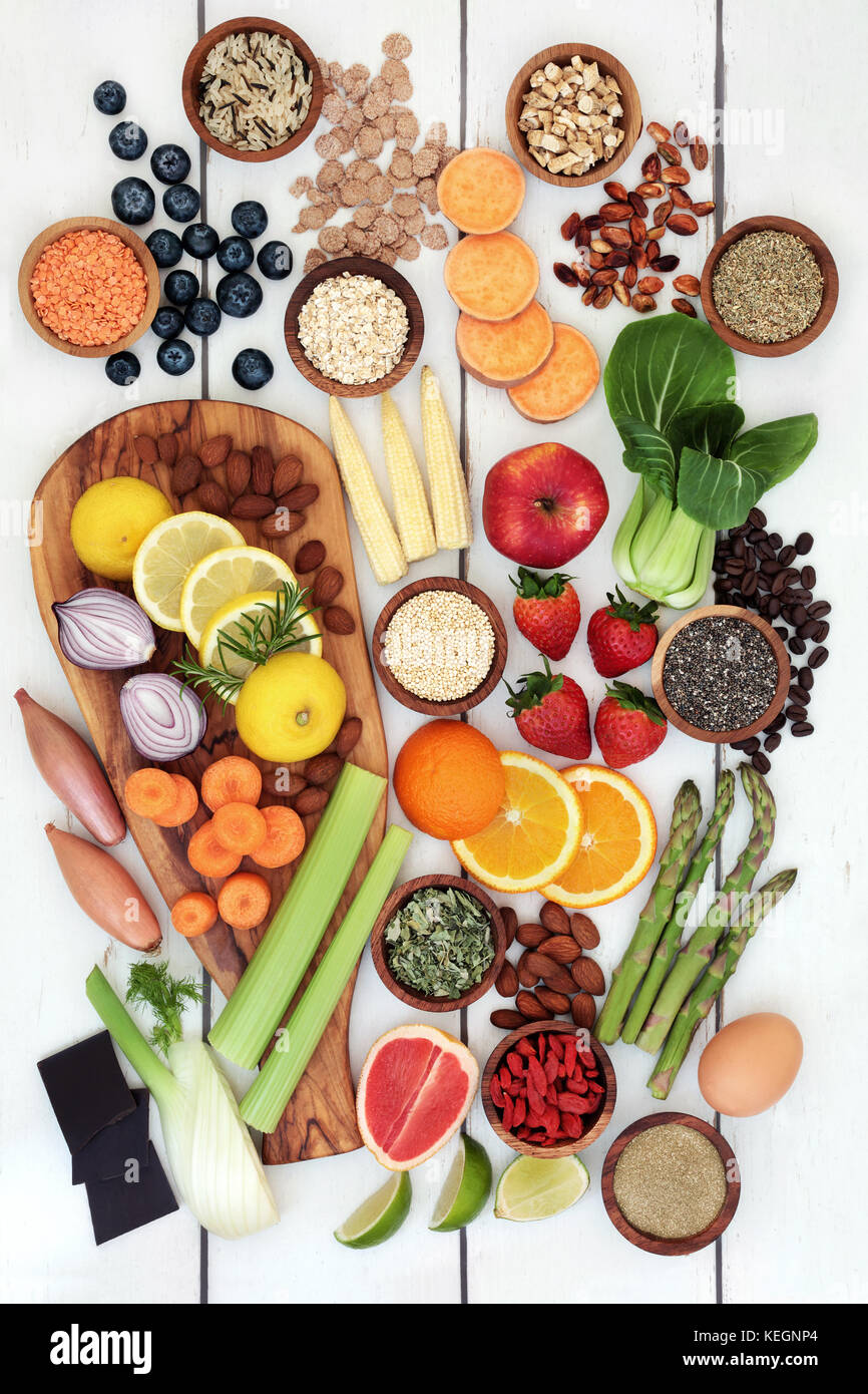 Le régime alimentaire sain pour la perte de poids avec des fruits, légumes,  noix, graines, céréales, céréales et produits laitiers avec des herbes  utilisées comme un coupe-faim Photo Stock - Alamy