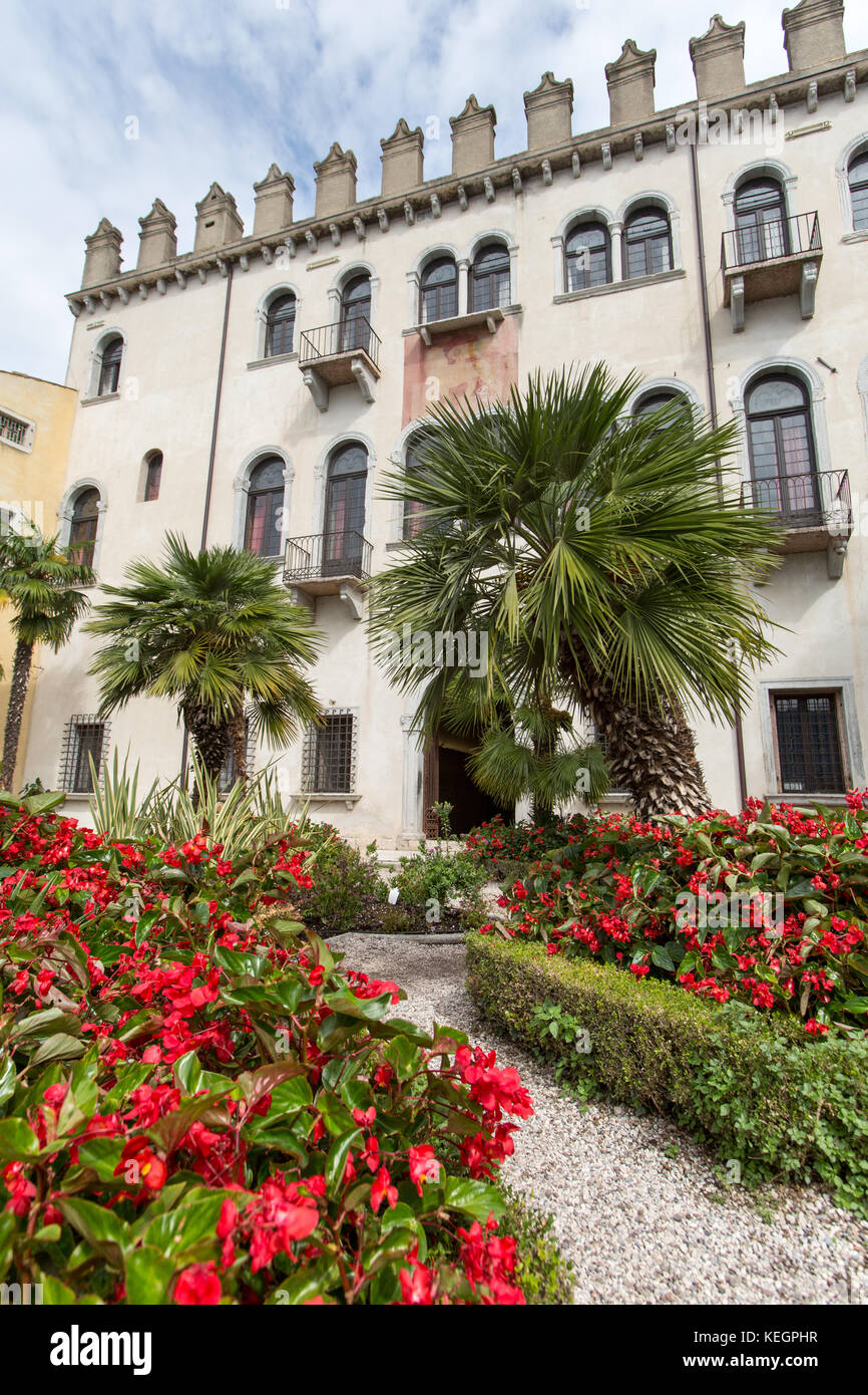 Ville de Malcesine, sur le lac de Garde, Italie. vue pittoresque sur le lac, face aux jardins du palais des Capitaines 'Le lac'. Banque D'Images