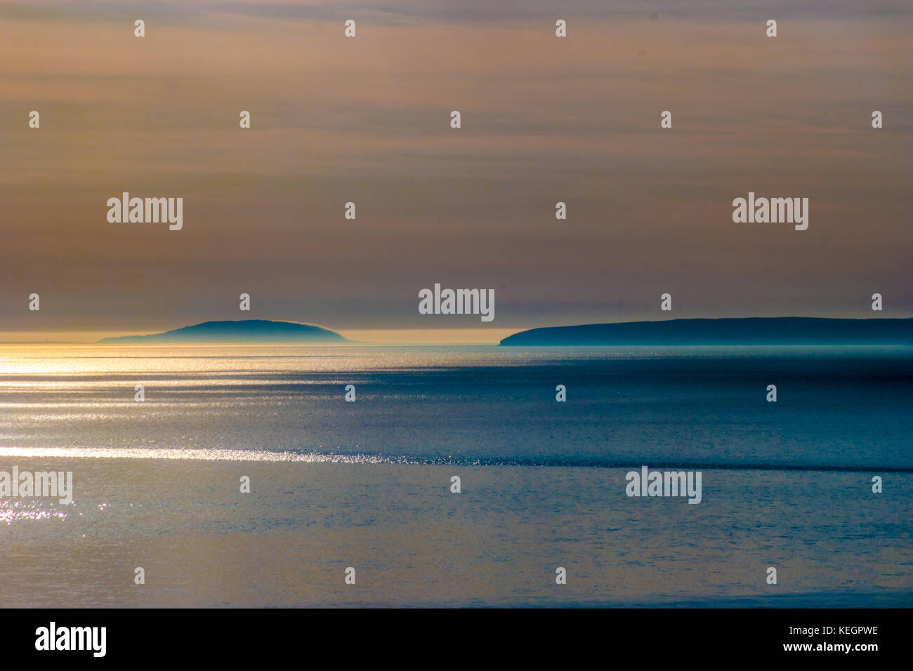 La lumière du soleil miroitant sur bardsey et la péninsule de lleyn Banque D'Images