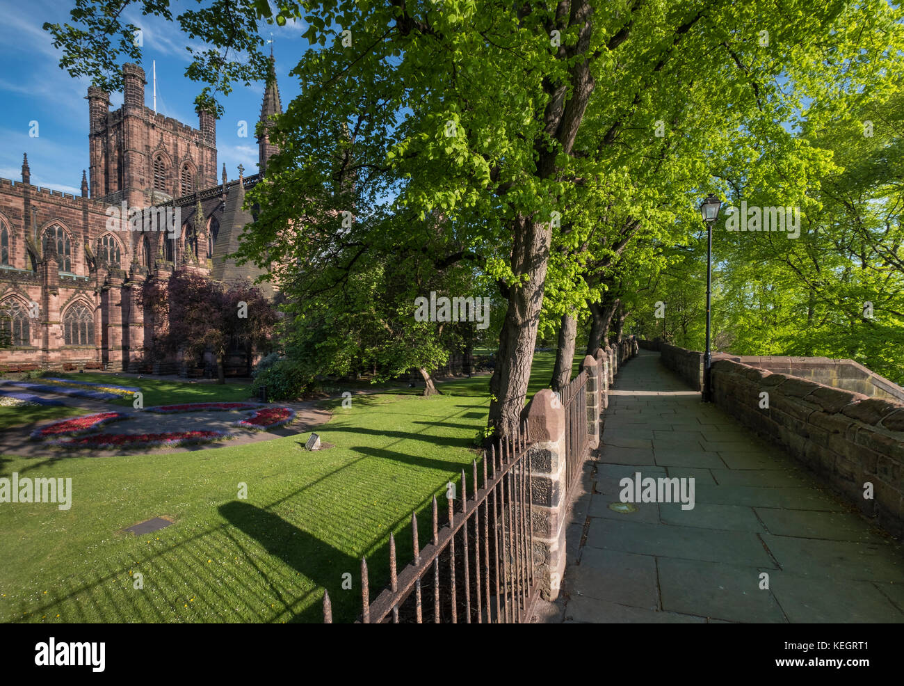 La cathédrale de Chester et les murs de la ville, Chester, Cheshire, Angleterre, RU Banque D'Images