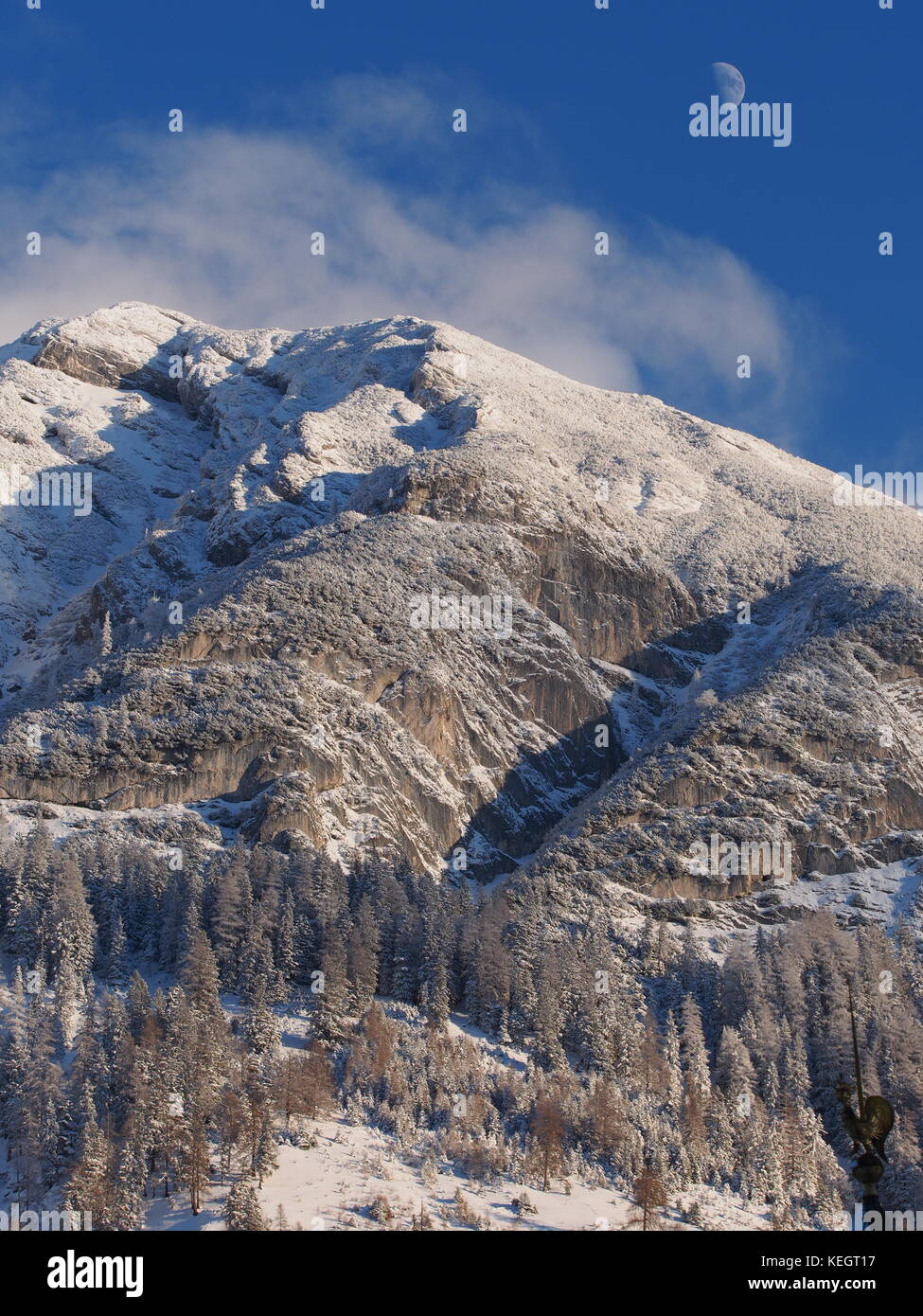 La demi-lune sur la montagne enneigée astuce en Autriche Banque D'Images