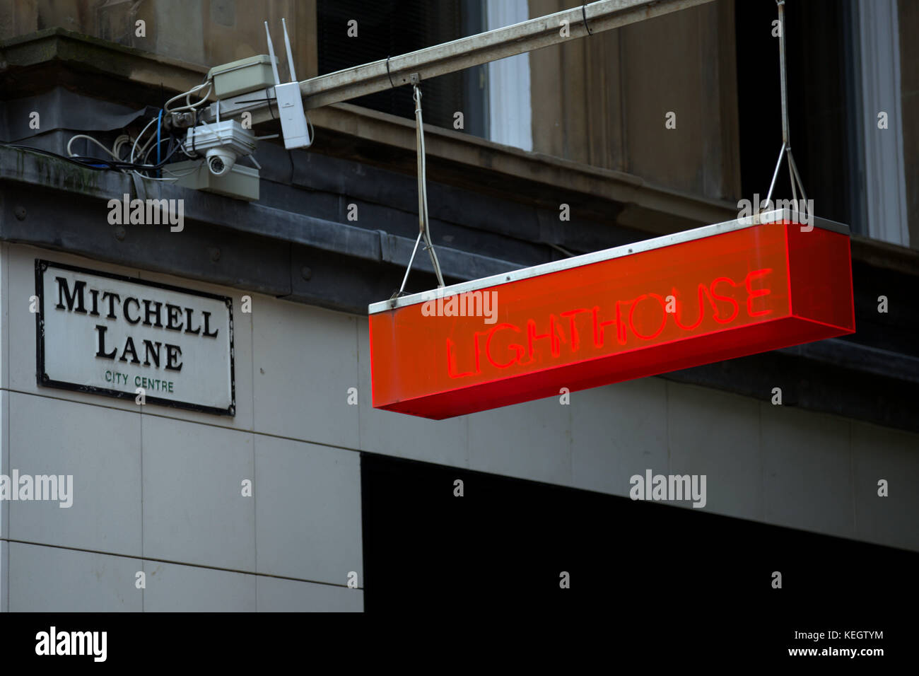 Caméra CCTV de la rue de surveillance feu au néon panneau de phare mitchell, voie Glasgow Banque D'Images