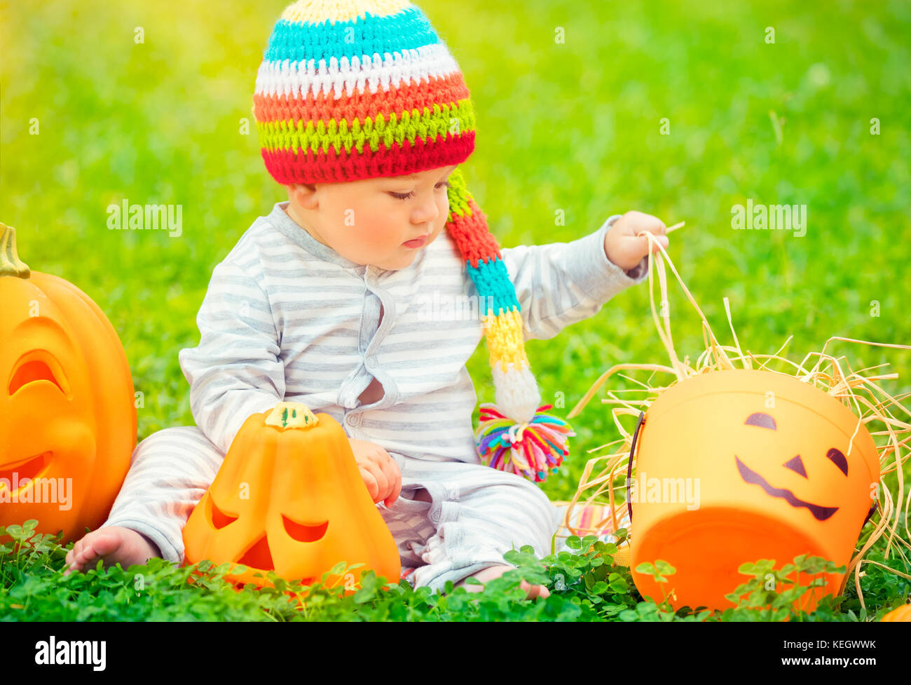Petit garçon fête Halloween de cette année, avec sa décoration de fête traditionnelle en plein air chaude journée ensoleillée, heureux american holiday Banque D'Images