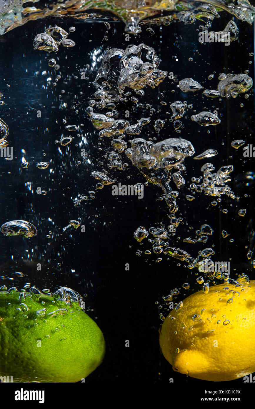 Sous l'eau avec citron et lime bubbles Banque D'Images