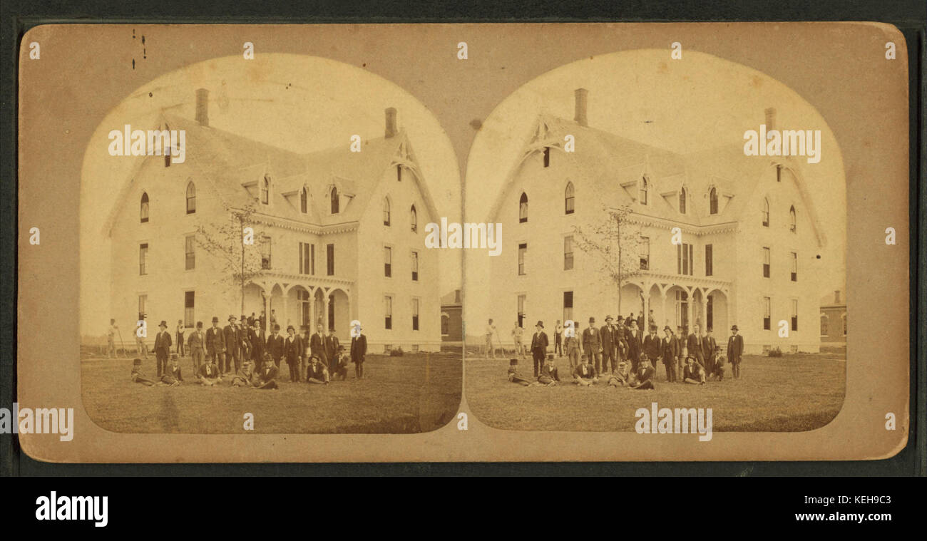 Portrait de groupe d'hommes en face d'un magasin de trois chambre, par F. W. Hardy Banque D'Images