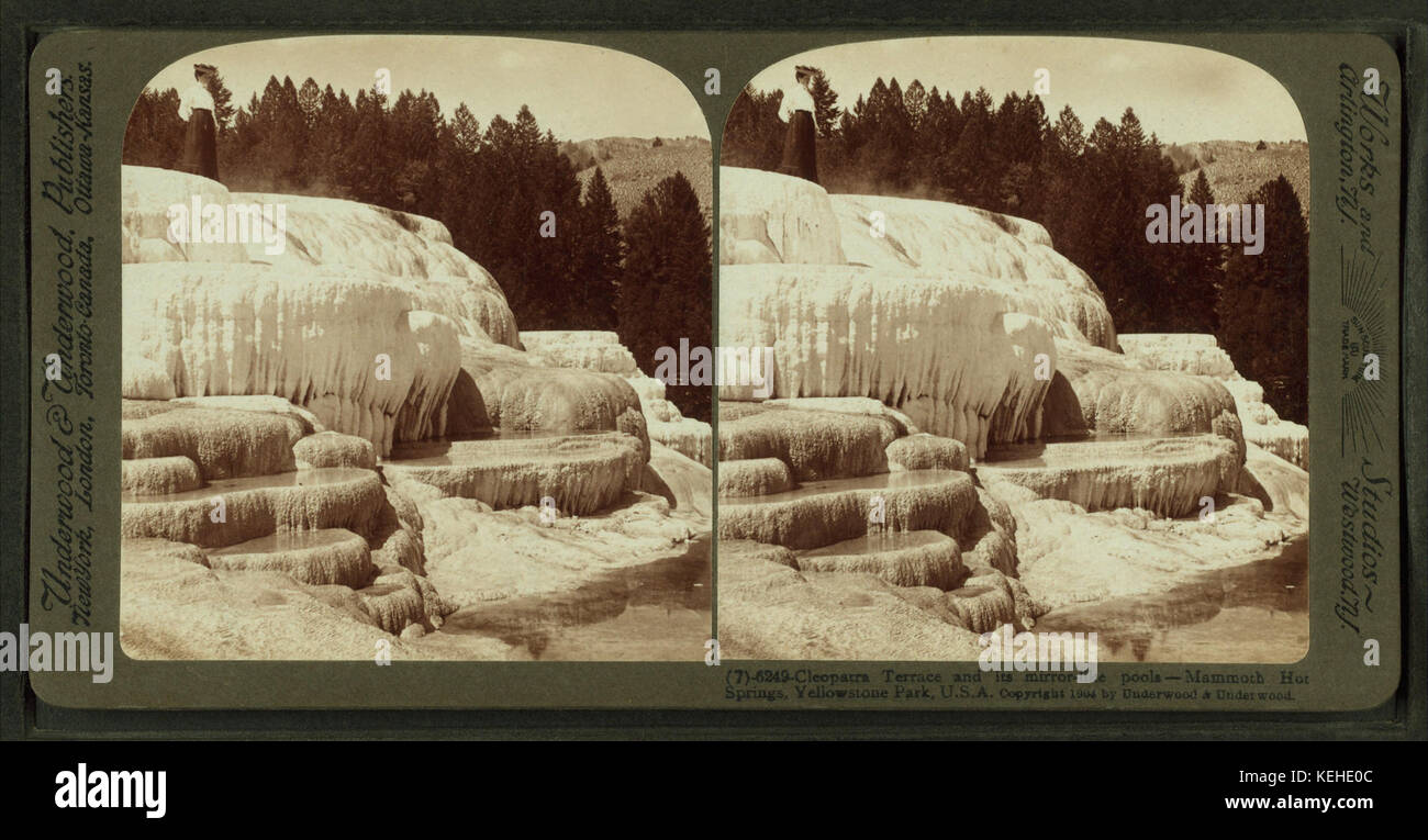 Terrasse Cléopâtre et son miroir comme des piscines Mammoth Hot Springs, le parc de Yellowstone, U.S.A, par Underwood & Underwood Banque D'Images