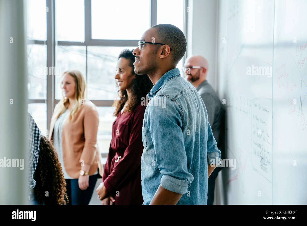 Les professionnels sont proches du tableau blanc Banque D'Images