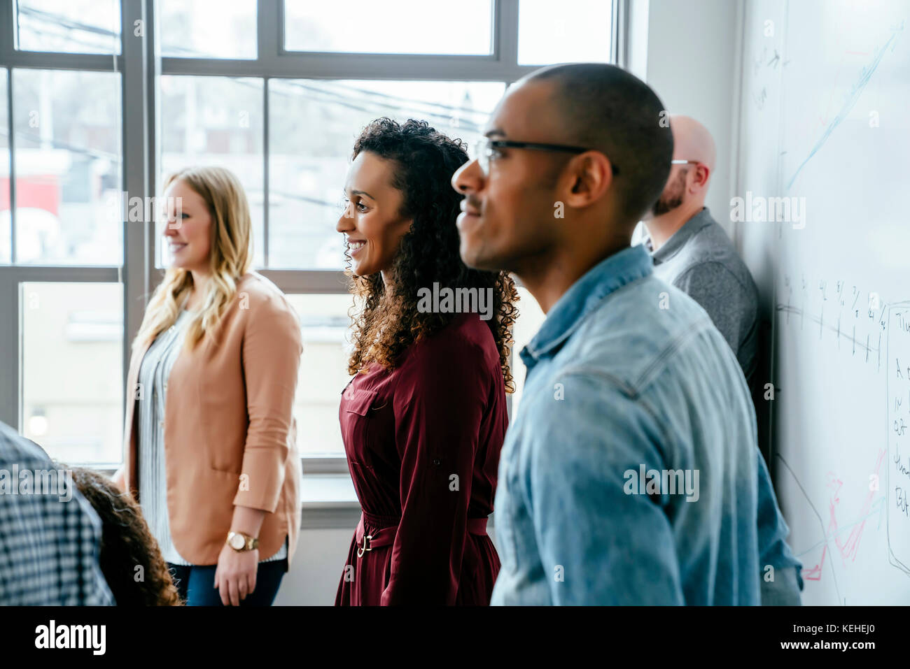 Les professionnels sont proches du tableau blanc Banque D'Images