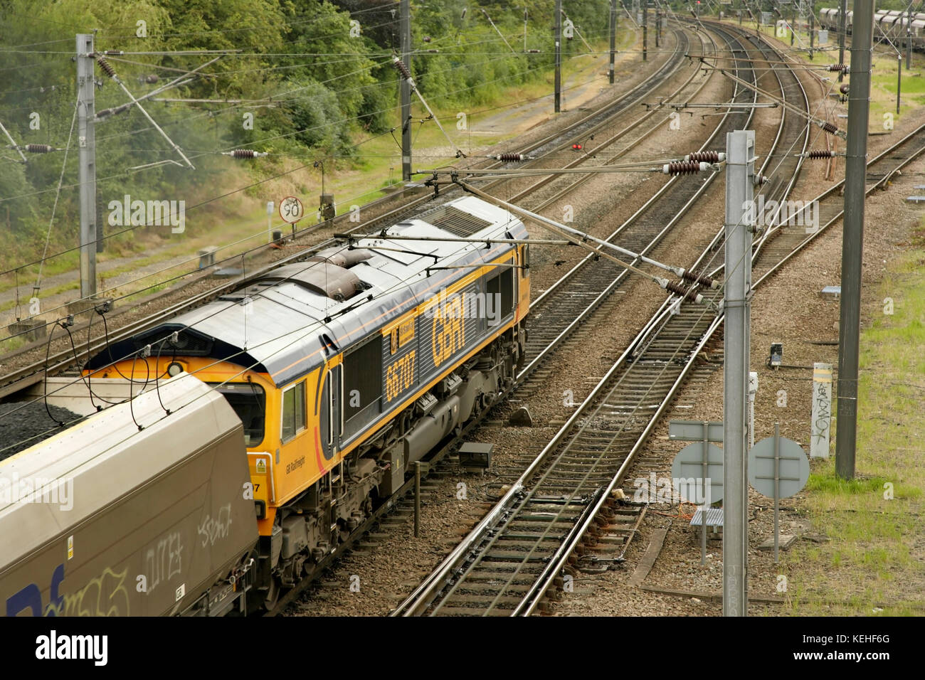 Gbrf locomotive diesel de la classe 66 avec 66707 Train de charbon en direction sud en passant au sud d'évitement holgate York, Royaume-Uni. Banque D'Images