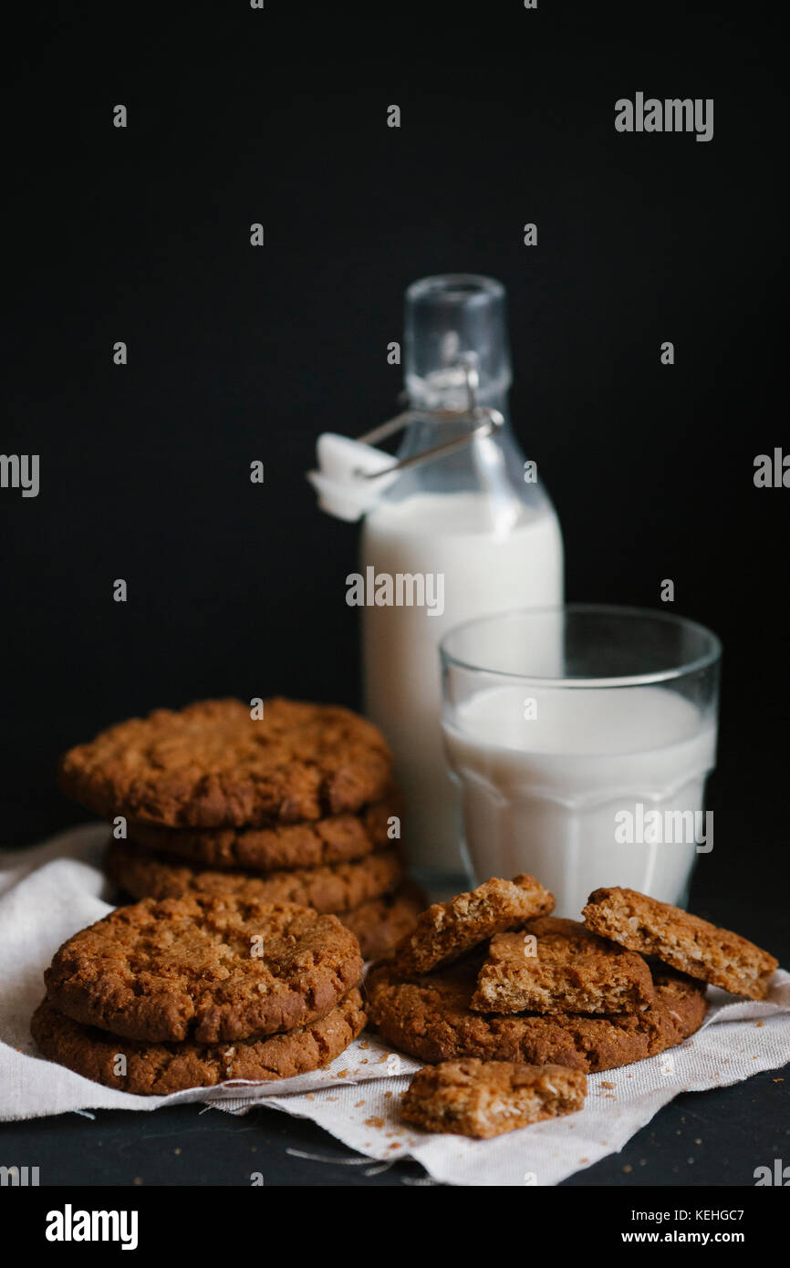 Le lait et les cookies Banque D'Images