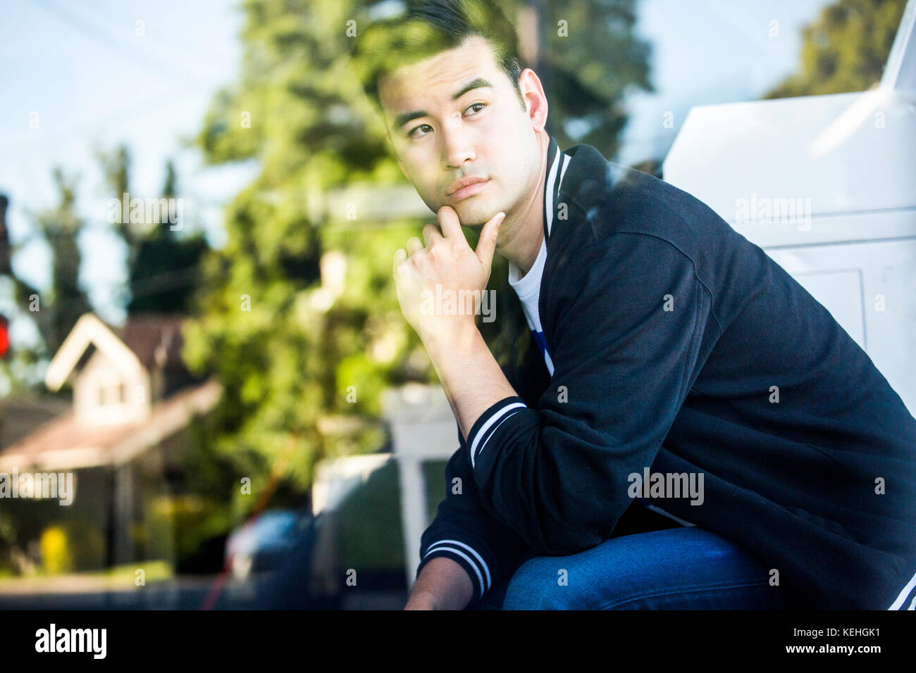 Pensif Chinois assis Banque D'Images