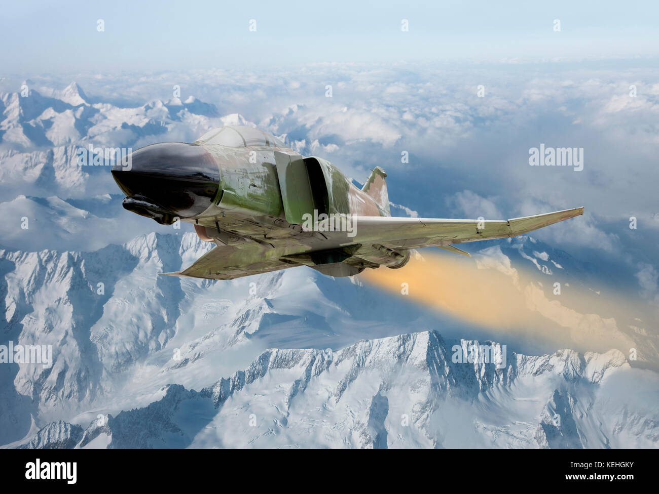 Avion militaire survolant un paysage hivernal Banque D'Images