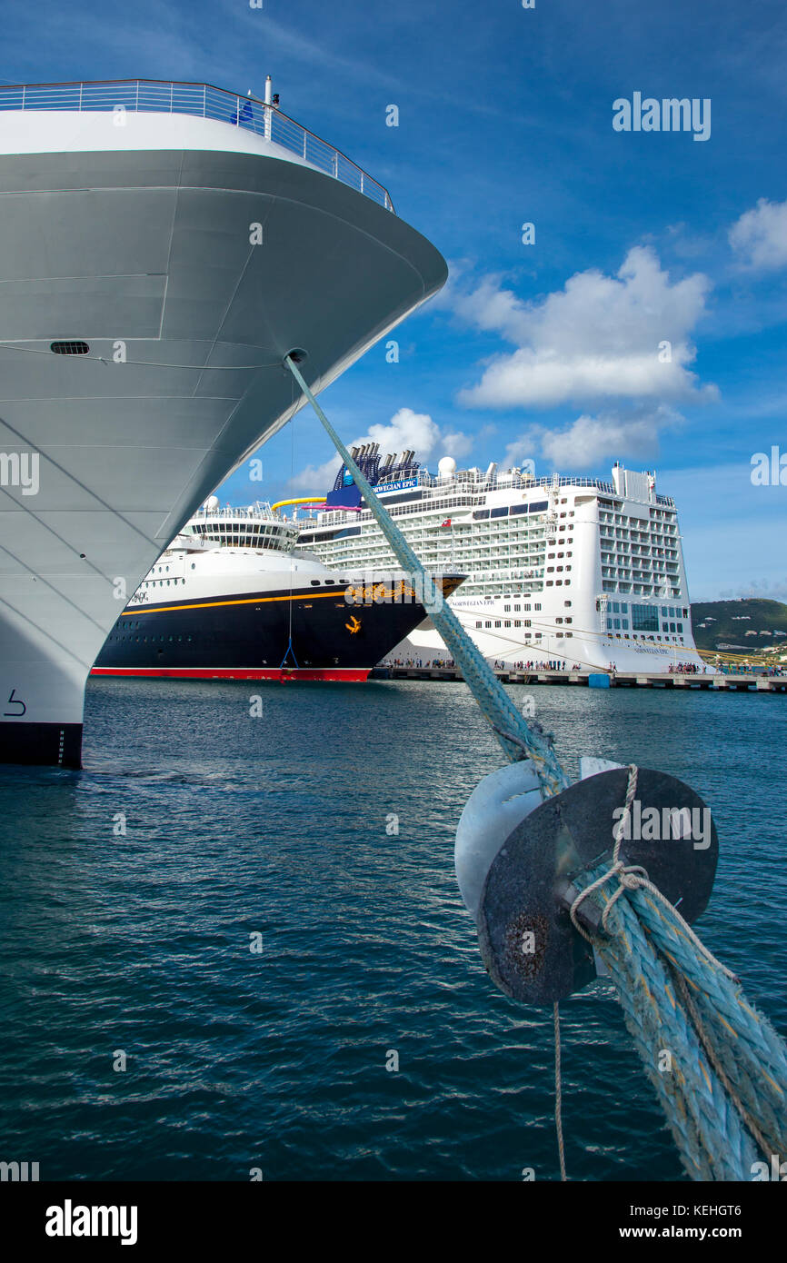 Les bateaux de croisière amarrés à Philipsburg, Sint Maarten, Antilles Banque D'Images