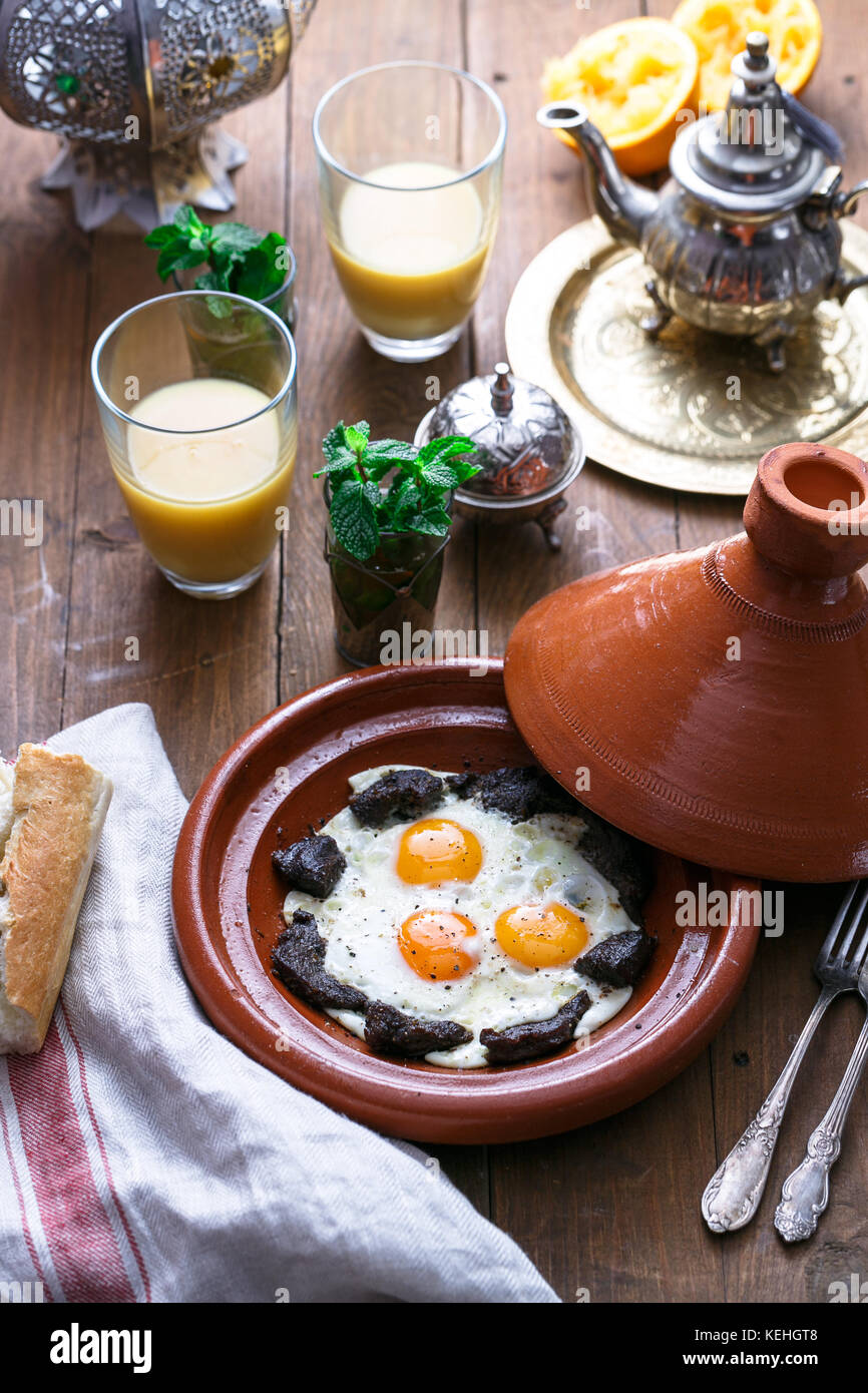 Sunnyside œufs cuits dans un plat à tajine boeuf, petitdéjeuner