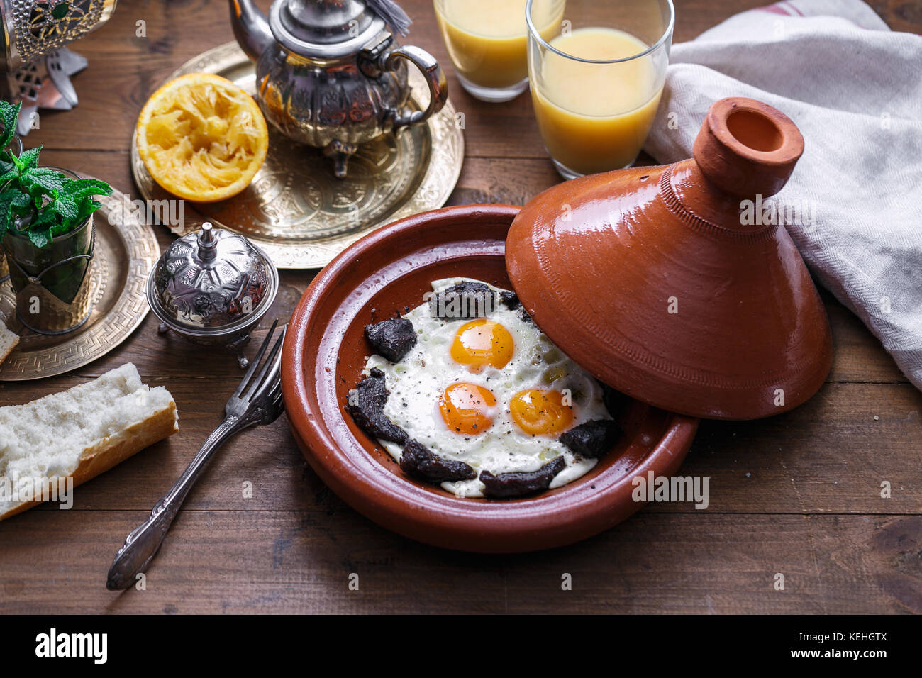 Fermer la vue d'oeuf et de la viande bovine, le petit-déjeuner typiquement marocain. Banque D'Images