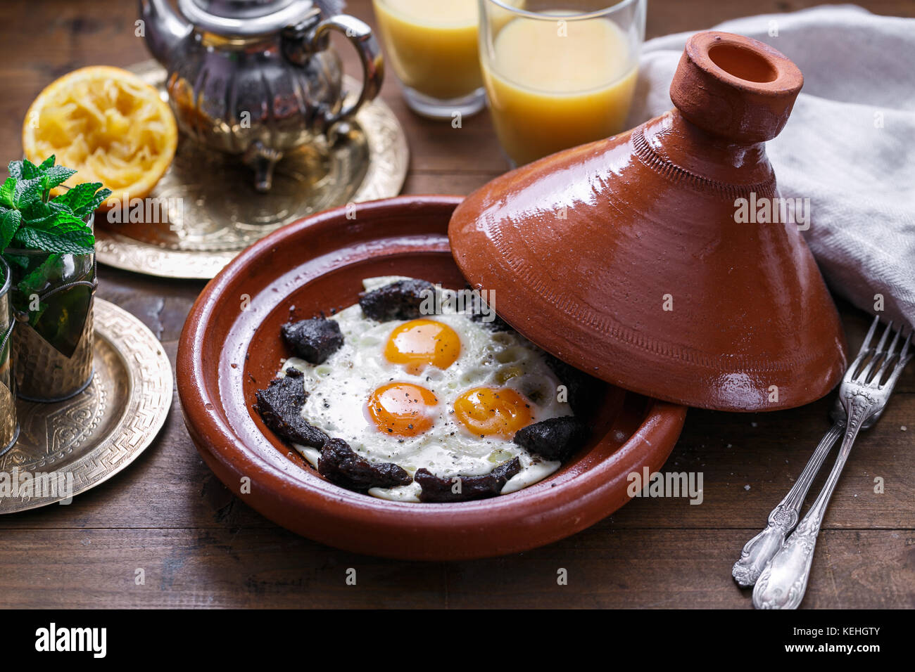Fermer la vue d'oeuf et de la viande bovine, le petit-déjeuner typiquement marocain. Banque D'Images