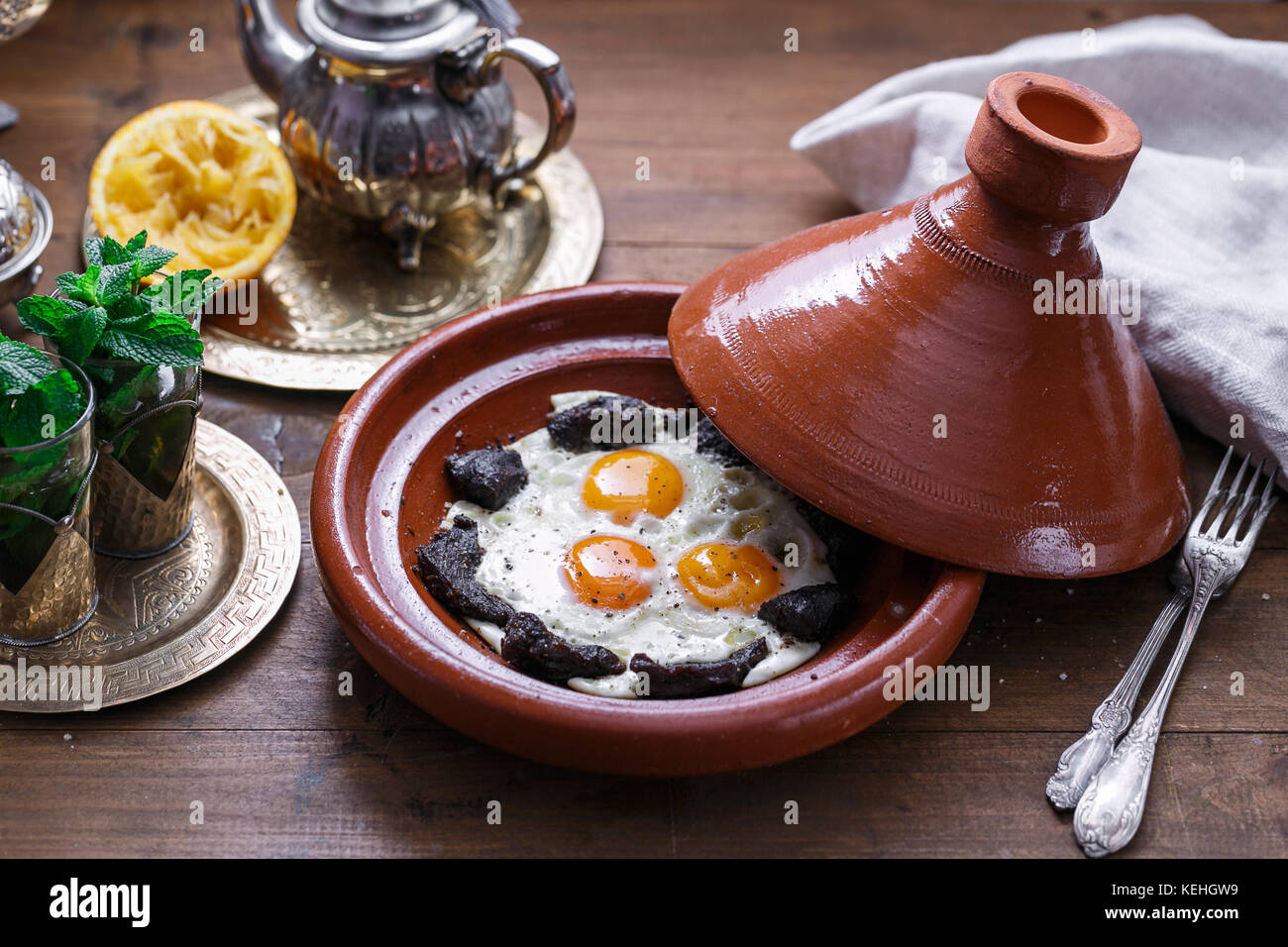 Les œufs au plat tajine boeuf dans et avec couvercle, petit-déjeuner marocain. Banque D'Images