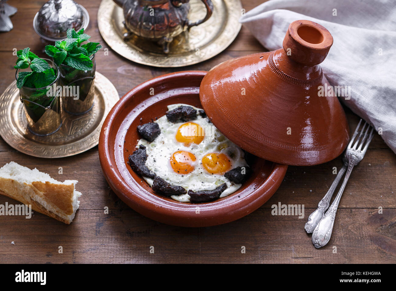 Les œufs au plat tajine boeuf dans et avec couvercle, petit-déjeuner marocain. Banque D'Images