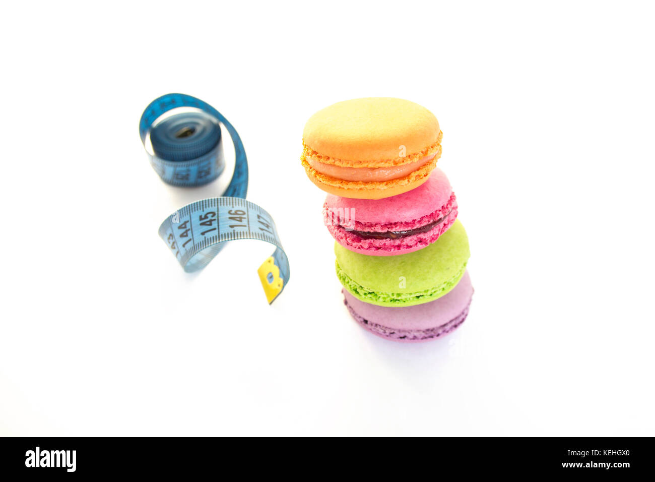 Macarons colorés et jauge bleue bande, concept de la saine alimentation et la nutrition Banque D'Images