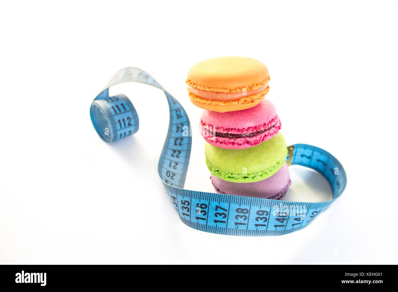 Macarons colorés et jauge bleue bande, concept de la saine alimentation et la nutrition Banque D'Images