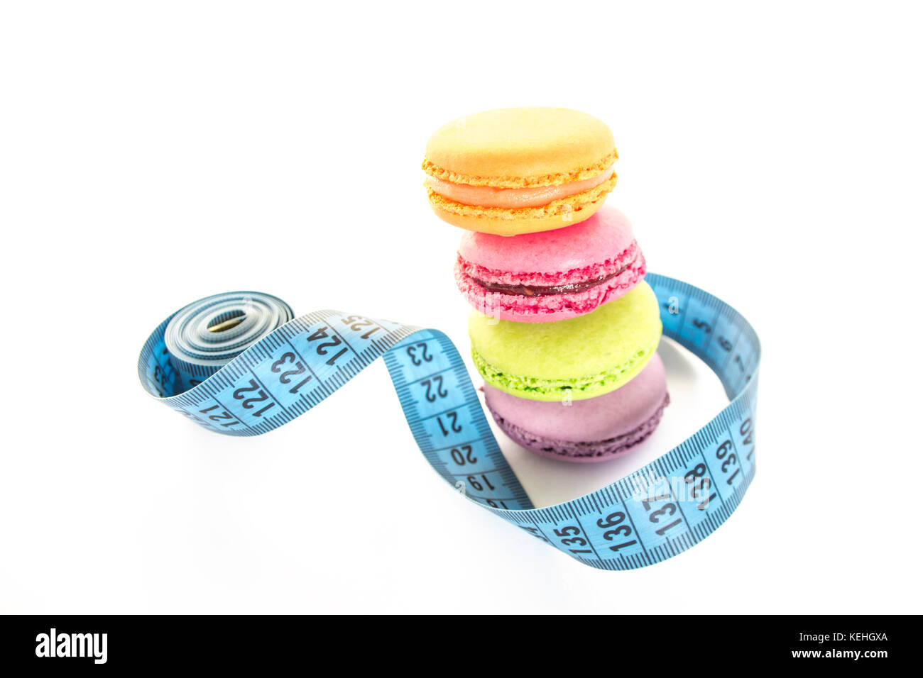 Macarons colorés et jauge bleue bande, concept de la saine alimentation et la nutrition Banque D'Images