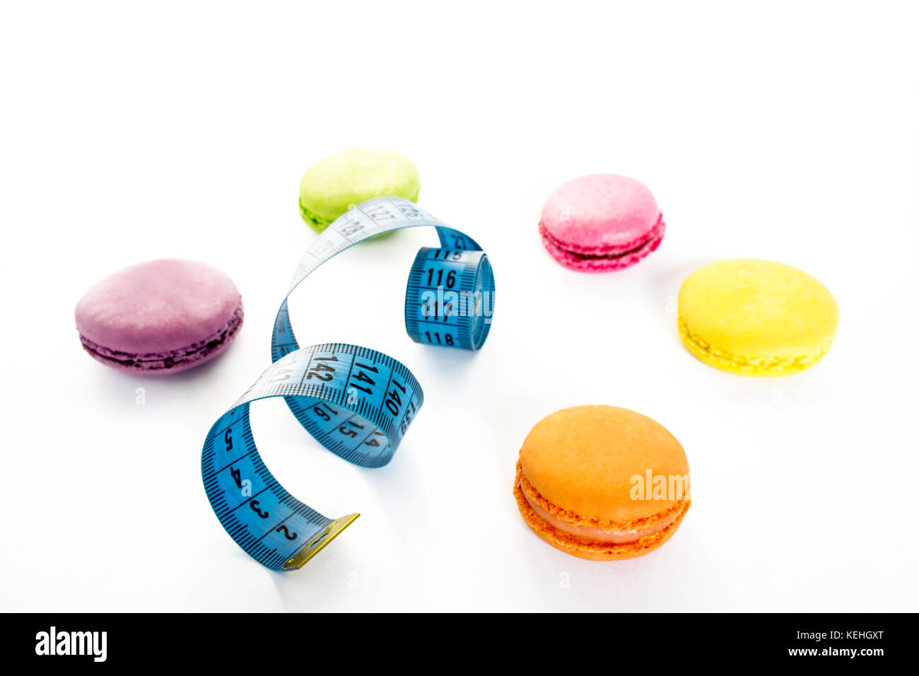 Macarons colorés et jauge bleue bande, concept de la saine alimentation et la nutrition Banque D'Images