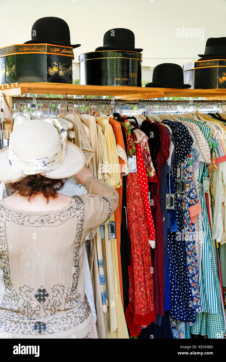 Femme magasiner pour la robe en magasin Banque D'Images