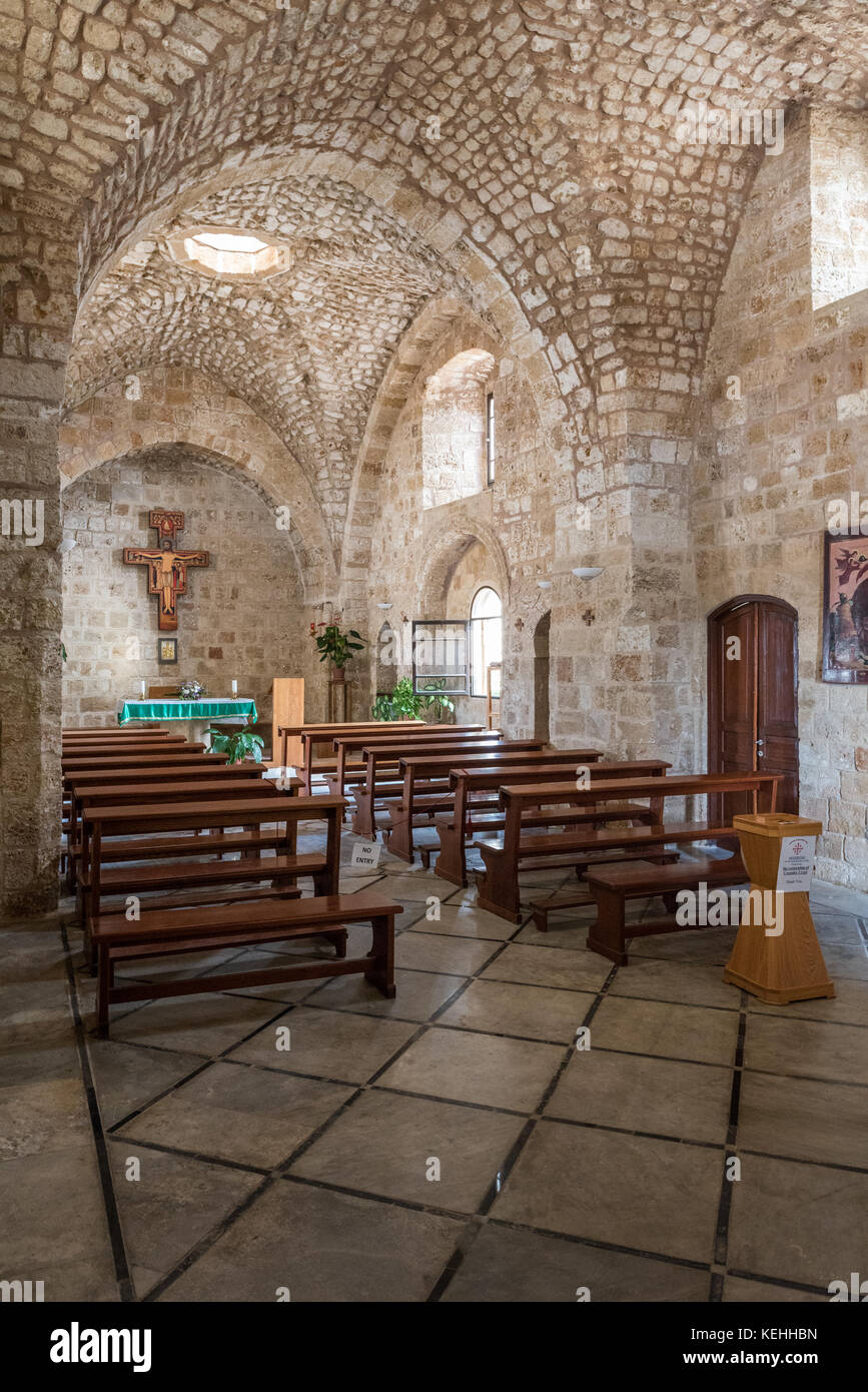 Israël, Akko (Acre) - 9 octobre 2017 : Intérieur de la Saint John's Church, appartient à la communauté latine (les Franciscains) Banque D'Images