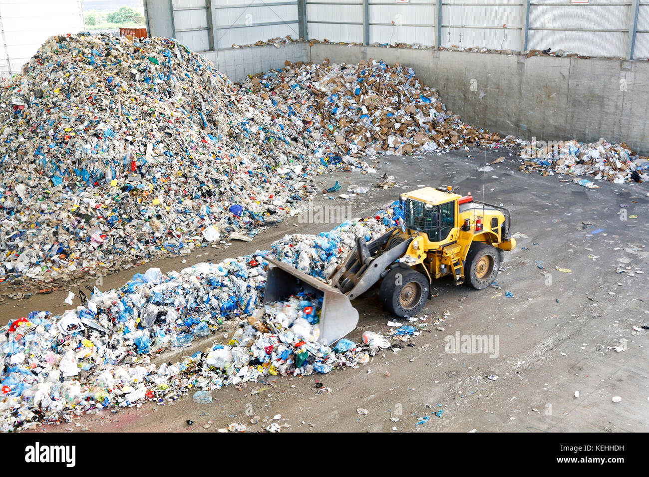 Bulldozer poussant les déchets Banque D'Images