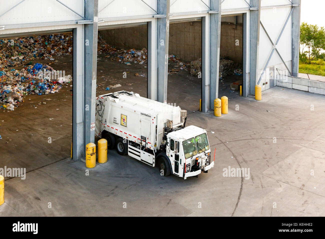 Camion à ordures déchargeant les déchets Banque D'Images