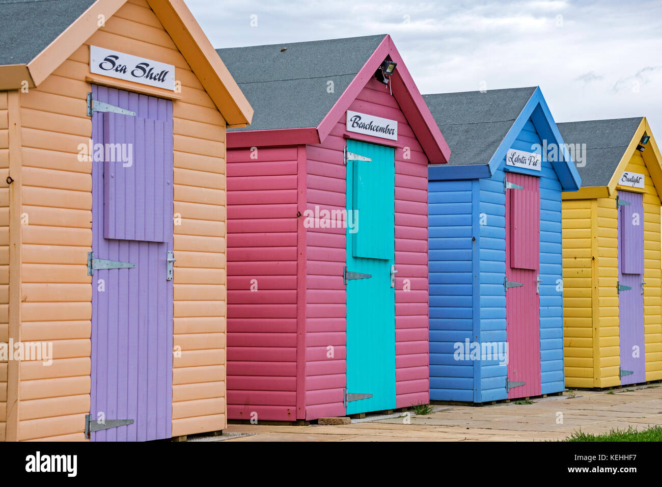 Cabines colorées, déambulent, Northumberland, England, UK Banque D'Images