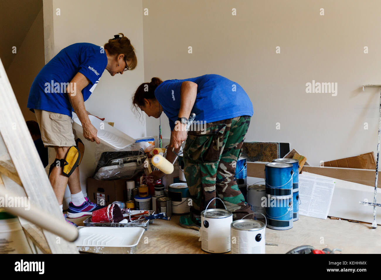 Femmes se préparant à peindre les murs Banque D'Images