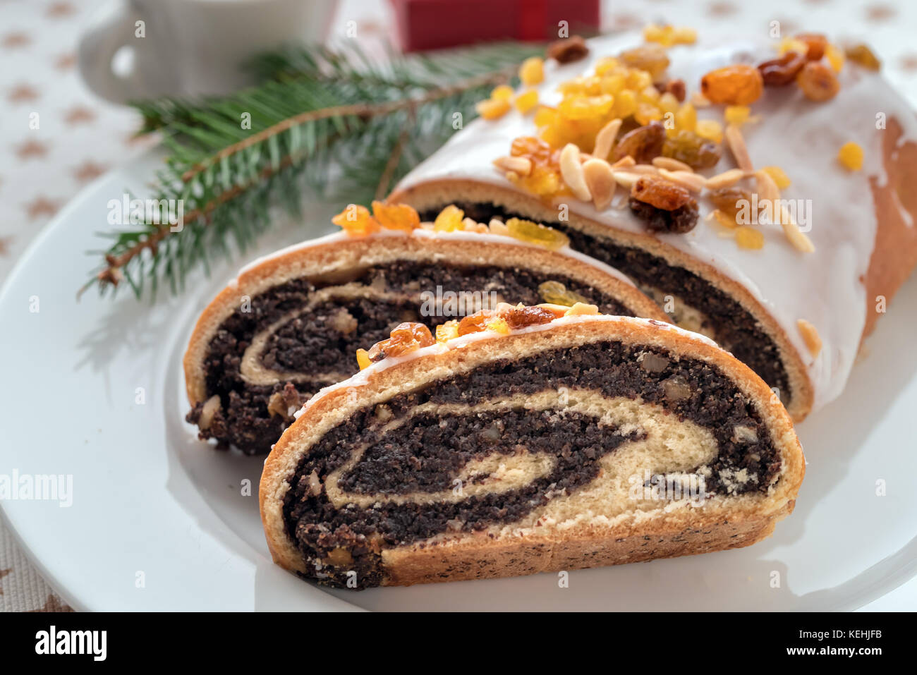 Des Graines De Pavot Gateau Et Branches D Epinette Sur Conseil Rustique Dessert Et De Decoration Pour Noel J Ai Roule Tarte Pavot Traditionnelle Polonaise Photo Stock Alamy