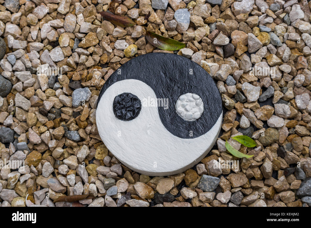 Idées jardin jardin zen stone avec le symbole du yin et yang Banque D'Images