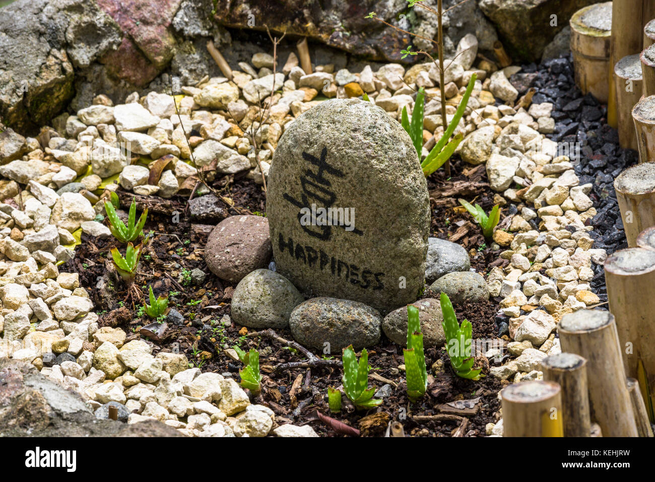 Idées jardin jardin zen stone avec symbole chinois du bonheur Banque D'Images