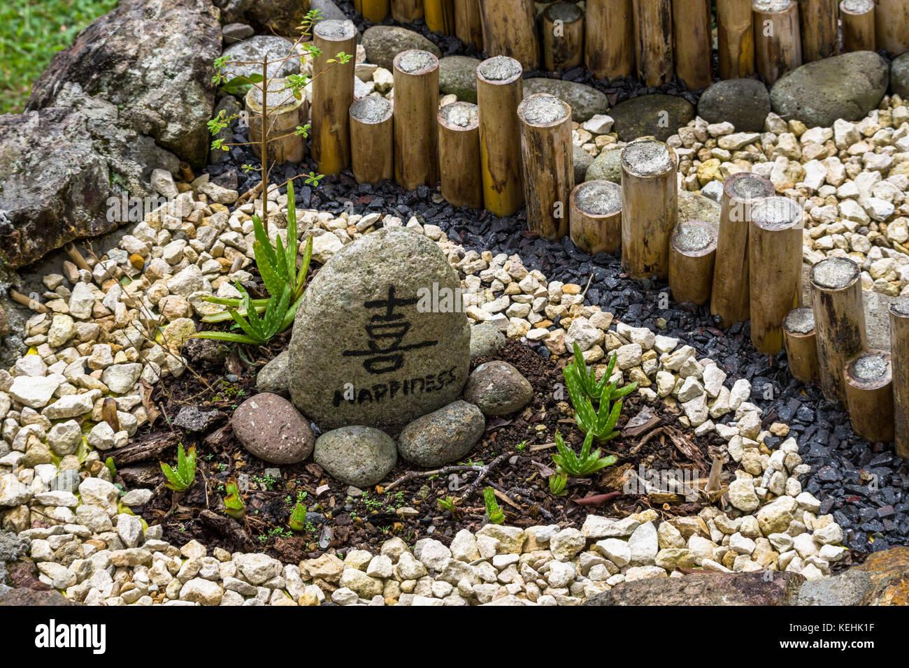 Idées jardin jardin zen stone avec symbole chinois du bonheur Banque D'Images
