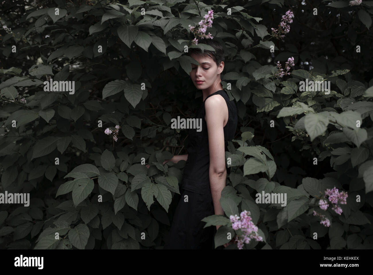 Caucasian woman standing in fleurs Banque D'Images