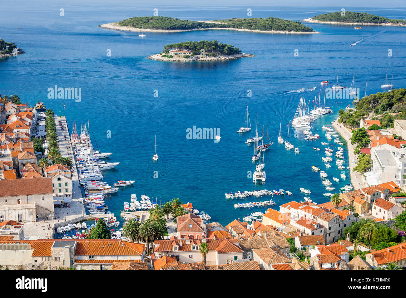 Vue aérienne de Hvar et des îles Pakleni depuis la ville située au-dessus de la forteresse de Španjola (fort de Hvar, ou Fortica). Banque D'Images