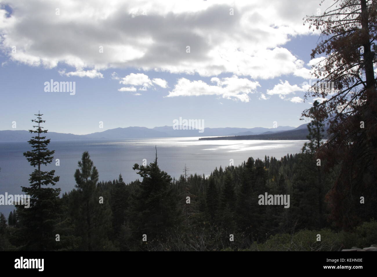 Vue du lac Tahoe à partir de la rive ouest Banque D'Images Vue du lac Tahoe à partir de la rive ouest Banque D'Images