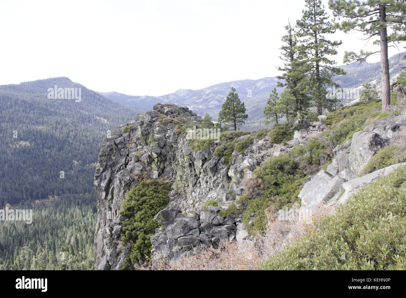 Les rochers et les falaises au-dessus blackwood canyon sur la rive ouest du lac Tahoe Banque D'Images