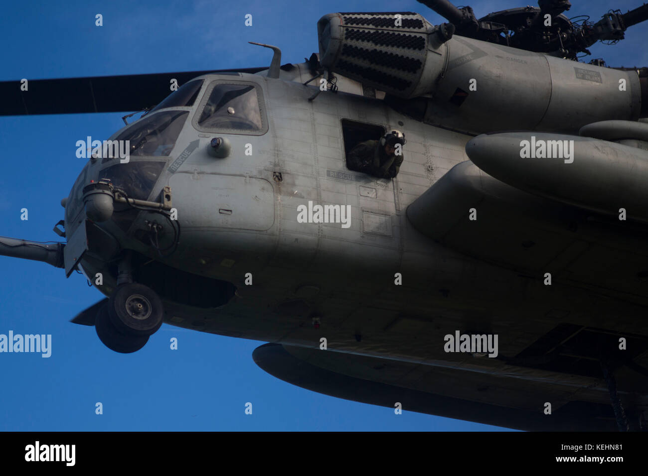 CH-53E Super Stallion est une zone d'atterrissage pour déposer un bloc de ciment Banque D'Images CH-53E Super Stallion est une zone d'atterrissage pour déposer un bloc de ciment Banque D'Images