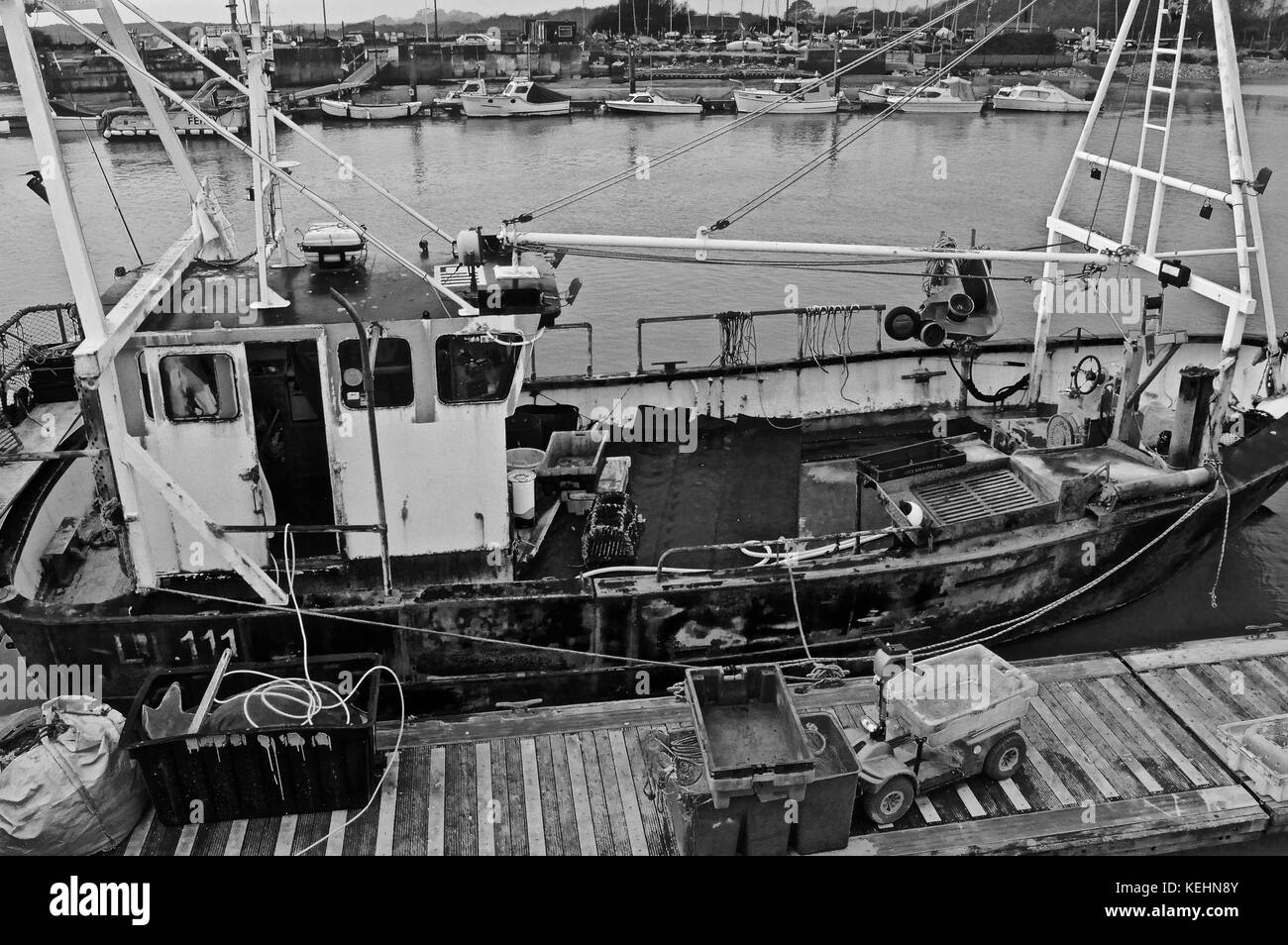Image en noir et blanc d'un vieux bateau de pêche, port de Littlehampton, rivière Arun, Littlehampton, Royaume-Uni Banque D'Images
