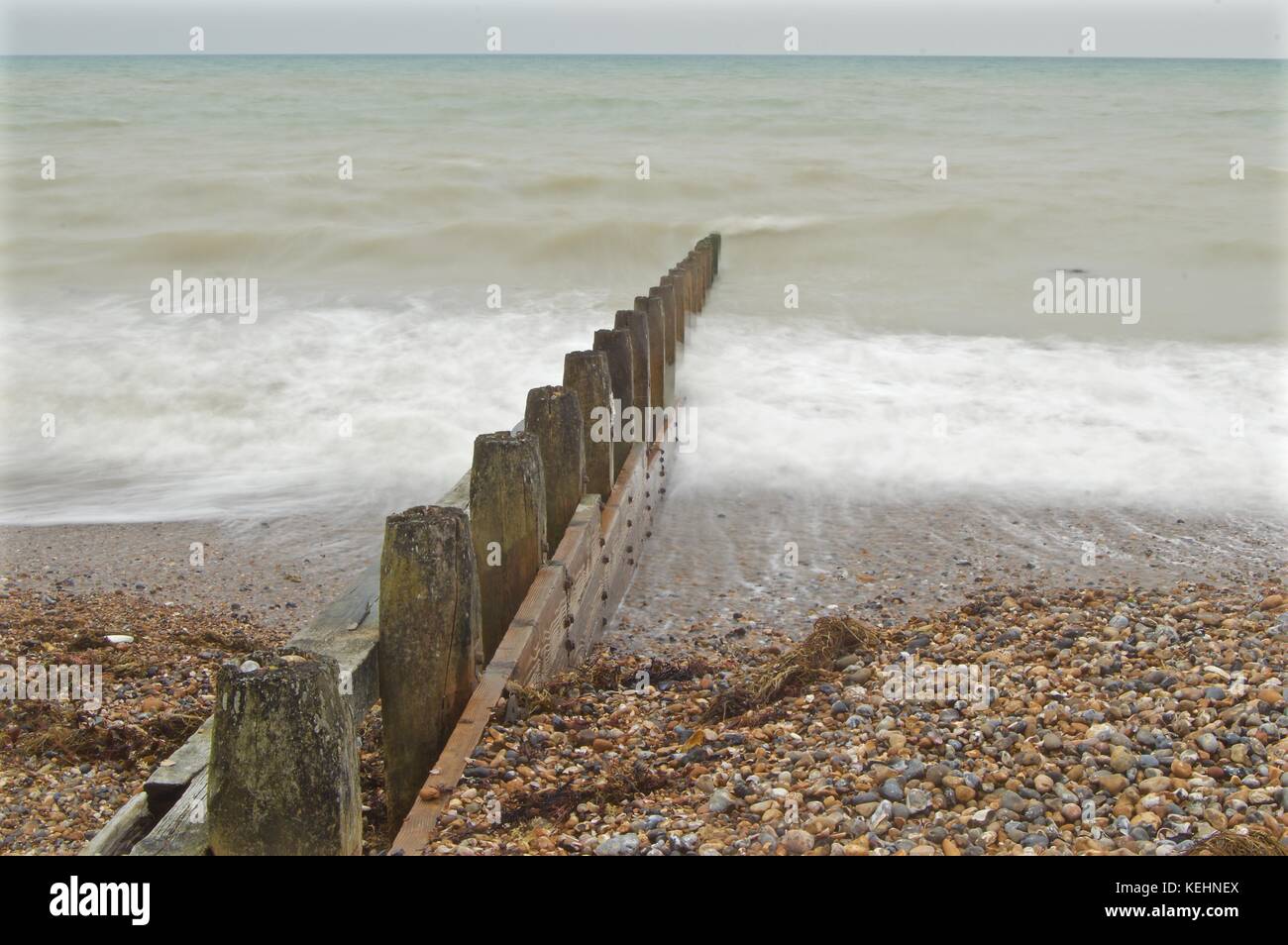 La longue exposition des vagues à littlehampton's east beach sur une journée grise Banque D'Images