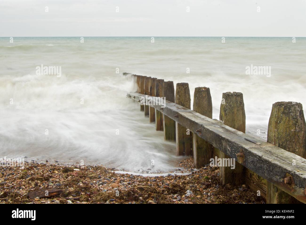 La longue exposition des vagues à littlehampton's east beach sur une journée grise Banque D'Images